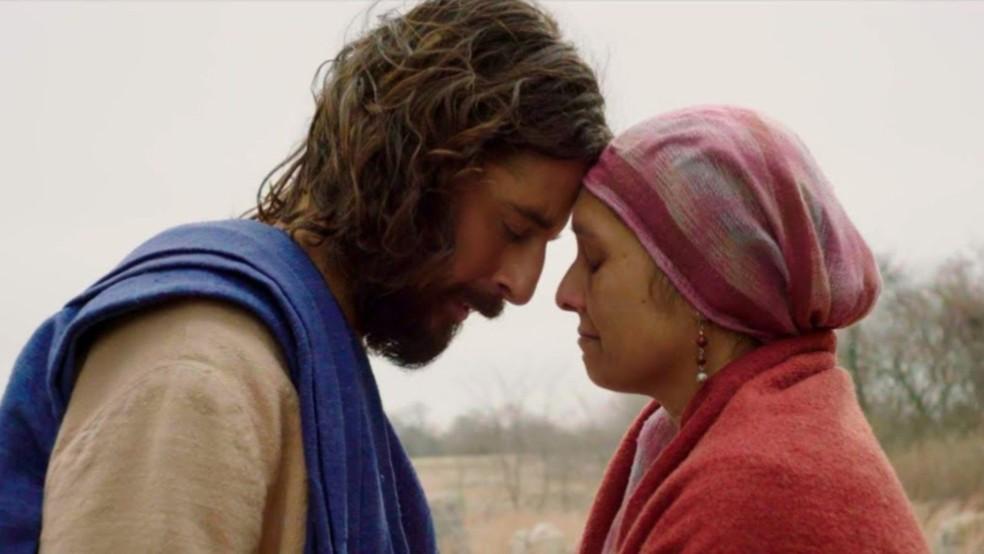 Jonathan Roumie e Vanessa Benavente em The Chosen