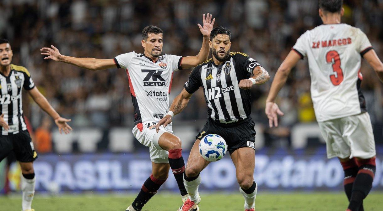 Hulk, do Atlético-MG, disputa jogada com adversários do Vitória