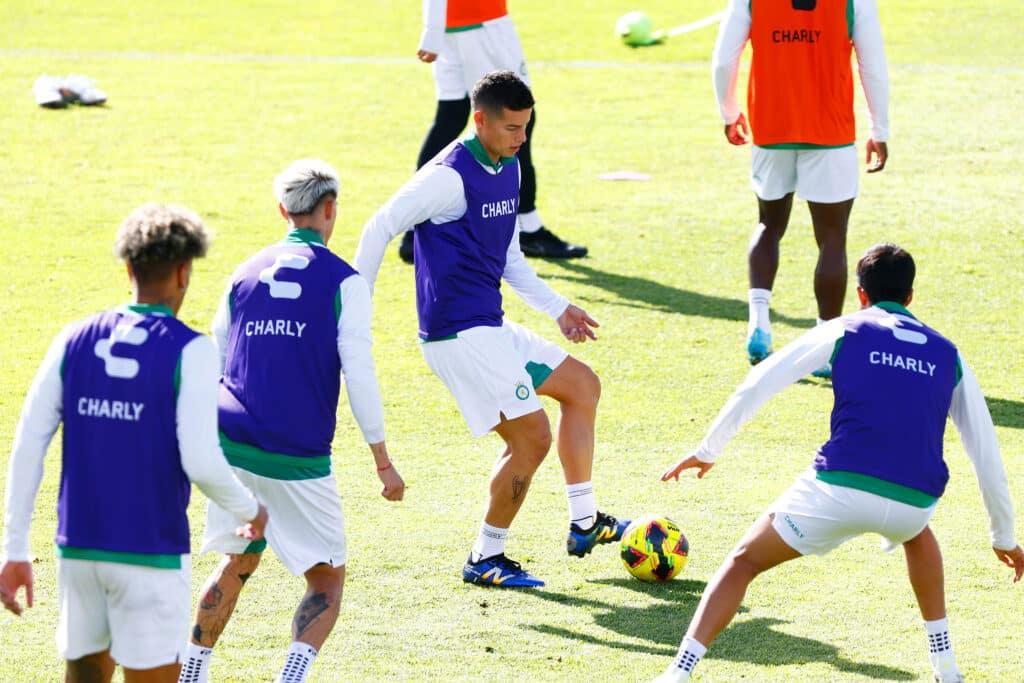 James Rodríguez treinando com o León