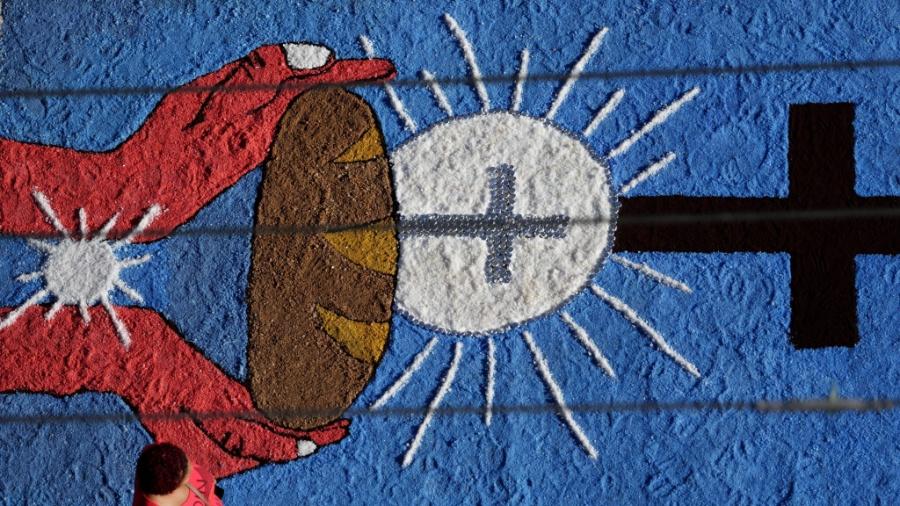 Tapete para procissão de Corpus Christi decorando as ruas.