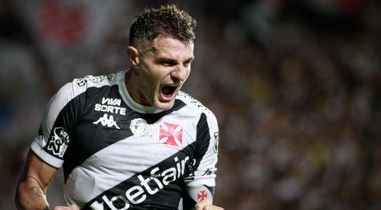 Vegetti comemora gol sobre o Sport em São Januário pelo Brasileirão