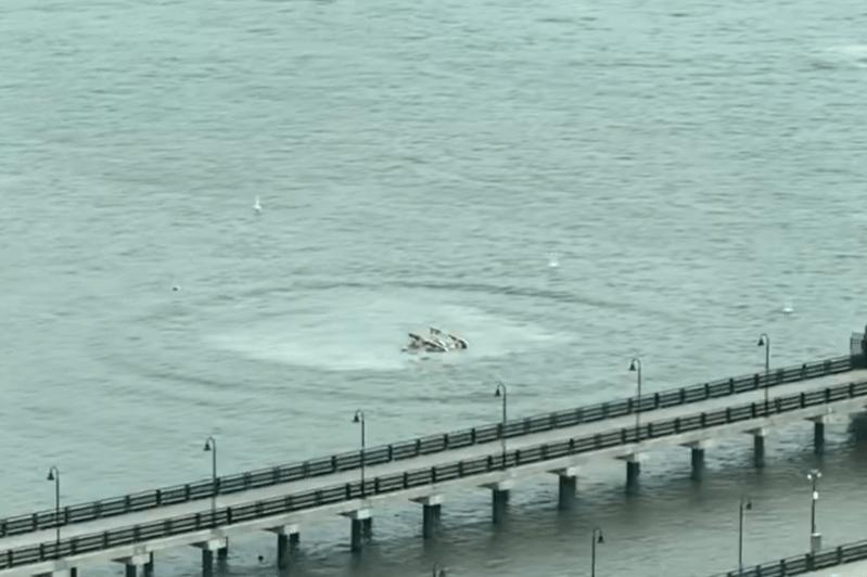 Helicóptero permanece flutuando no rio Hudson, em Nova York.