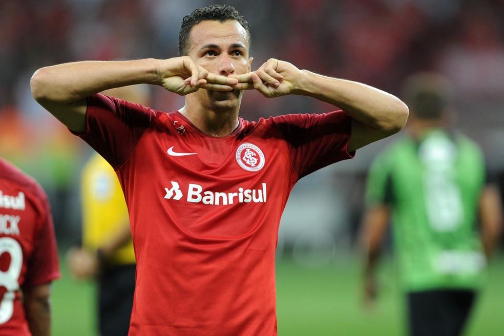Leandro Damião comemora gol pelo Inter