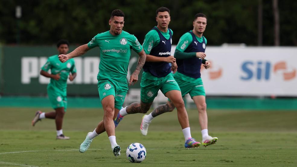 Paulinho durante treino do Palmeiras na Academia de Futebol