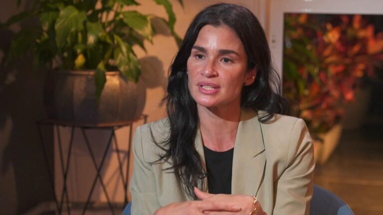 Modelo Carol Ribeiro revela diagnóstico de esclerose múltipla e alerta sobre a importância de ouvir o corpo