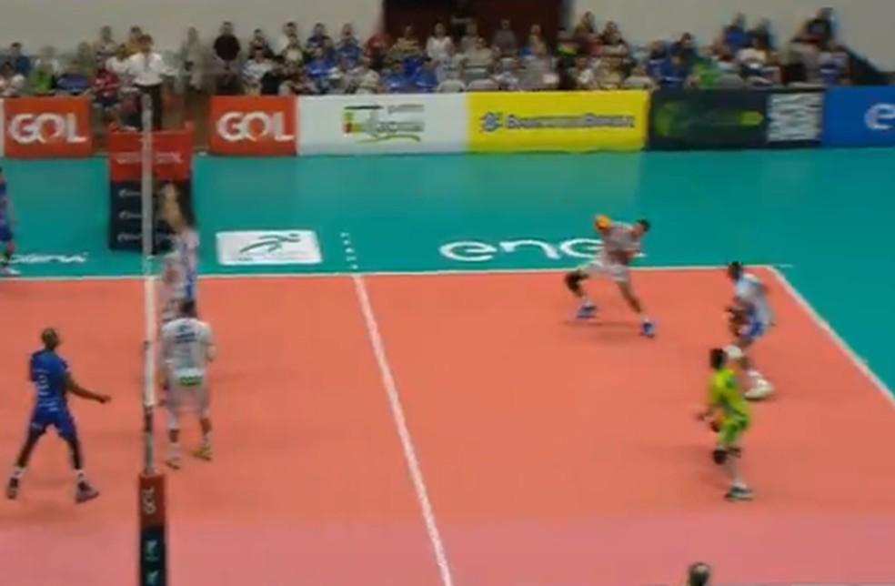 Bruno Lima, do Campinas, faz defesa incrível com o ombro na Superliga