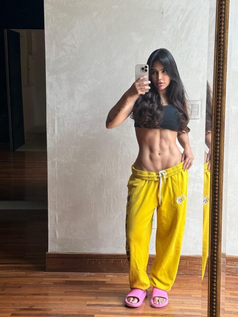 Flay exibe abdômen definido e conquista elogios nas redes sociais