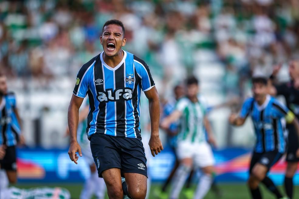 Gustavo Martins comemora gol do Grêmio contra o Juventude.