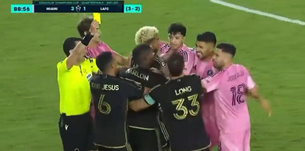 Marlon faz falta forte em Messi e é cobrado por Suárez