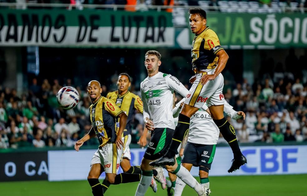 Robson, do Novorizontino, em ação contra o Coritiba