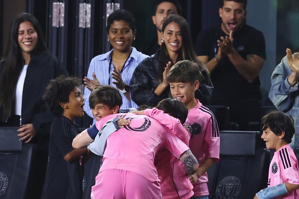 Lionel Messi comemora com os filhos o gol da classificação do Inter Miami á semifinal da Concacaf Champions Cup