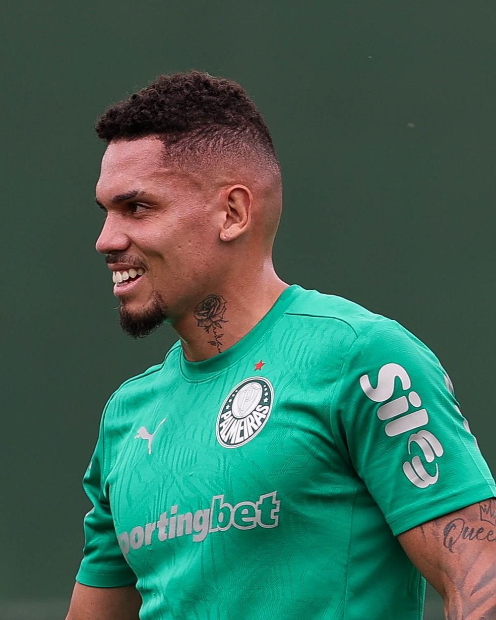 Paulinho durante treino do Palmeiras na Academia de Futebol