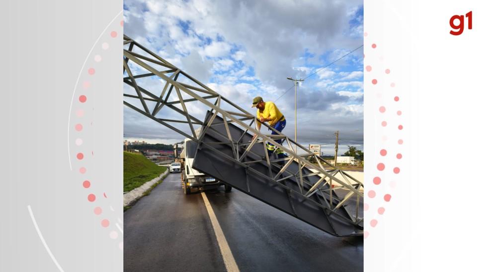 Temporal com rajadas de vento derrubou placa em Chapecó