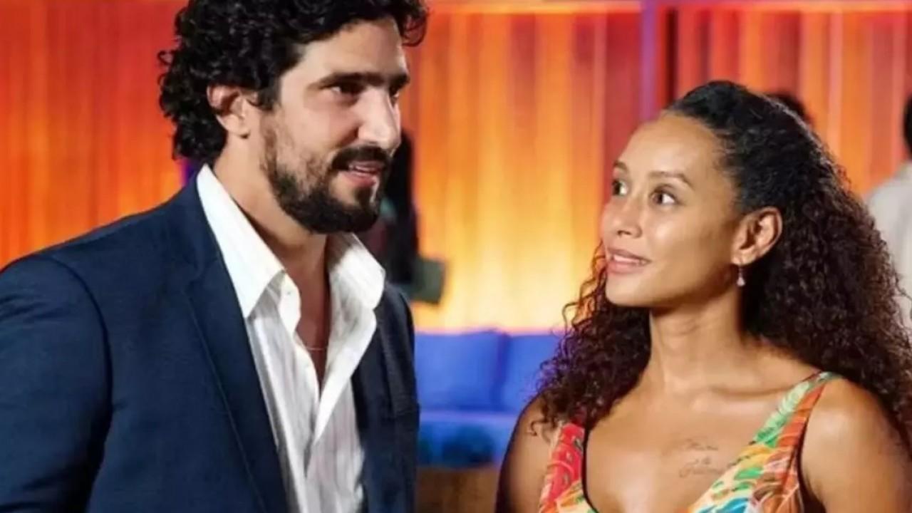 Raquel observa Ivan em cena de Vale Tudo