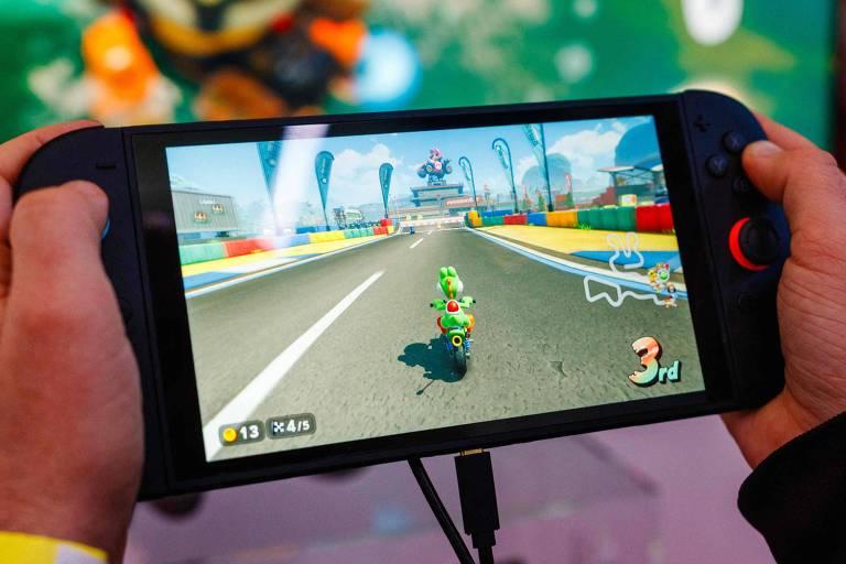 Pessoa jogando Mario Kart no Switch 2