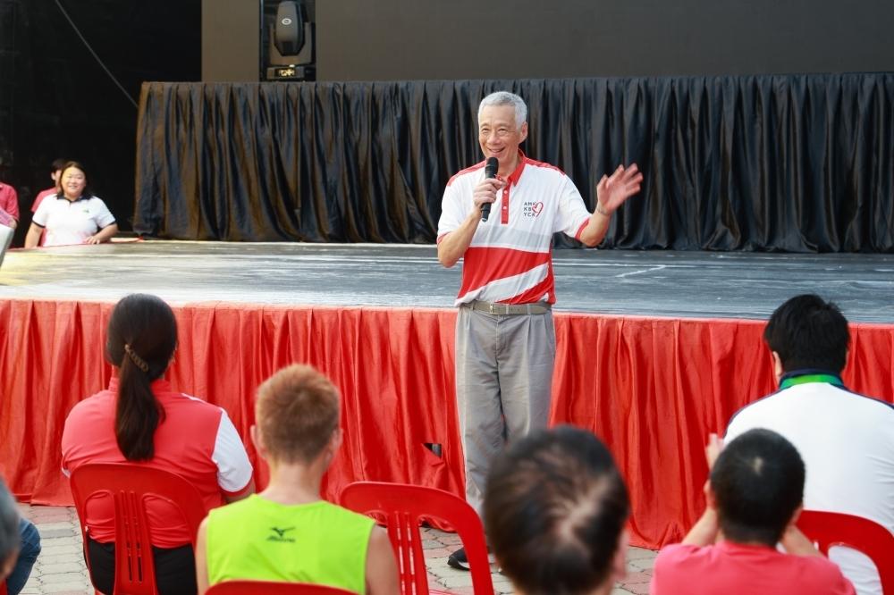 Lee Hsien Loong assessorando a nova equipe do PAP para as eleições.