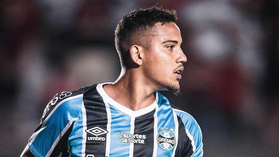 Botafogo formaliza proposta de empréstimo ao Grêmio por Gustavo Martins, com opção de compra.