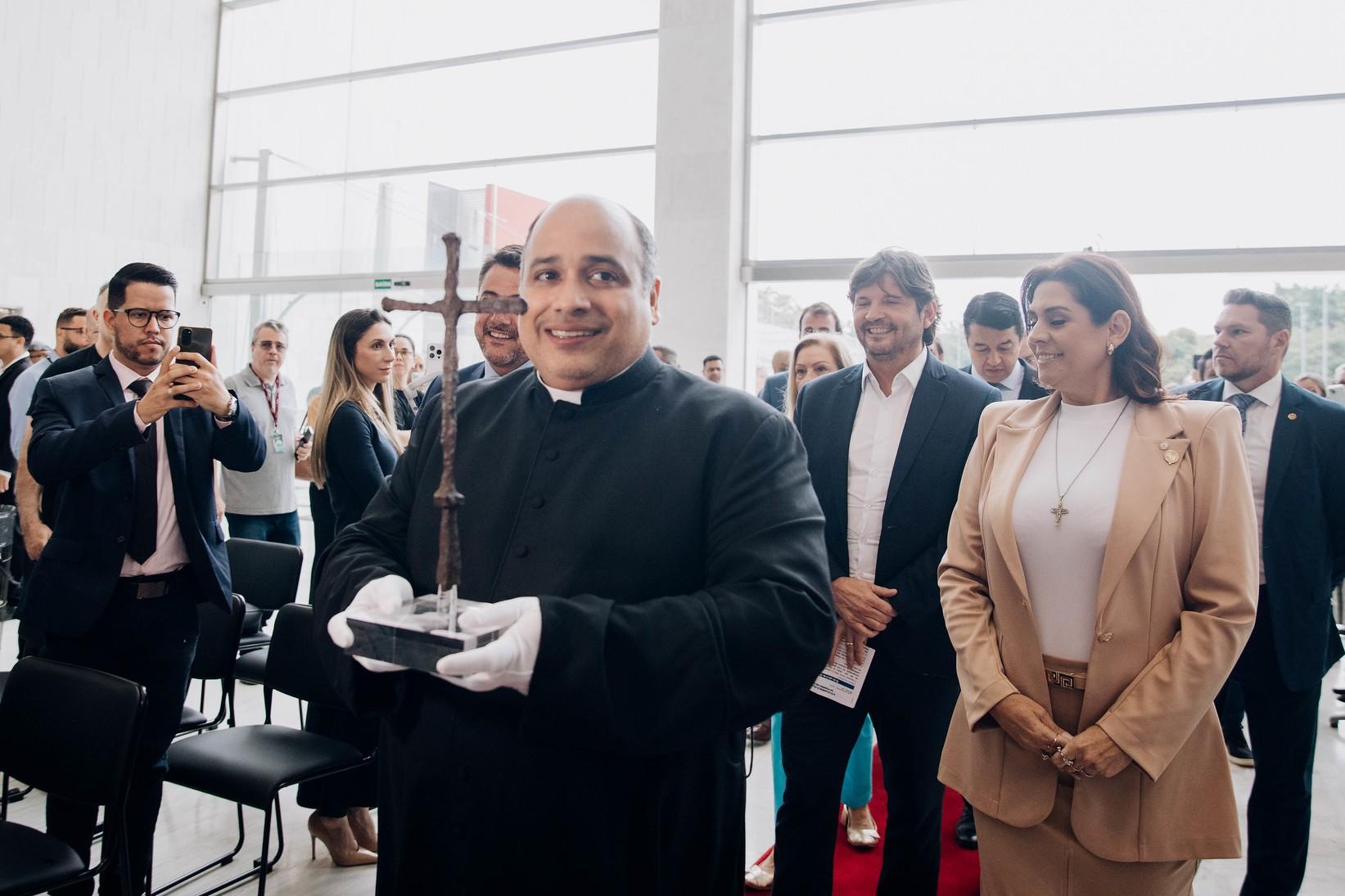 Alesp recebe Cruz da Primeira Missa no Brasil