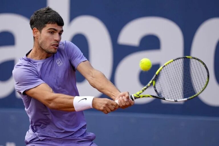 Carlos Alcaraz avança para a final em Barcelona após vitória impressionante