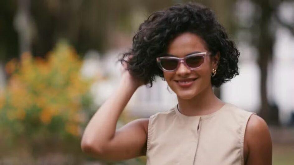 Na novela Vale Tudo, Maria de Fátima (Bella Campos) tenta atrair Afonso (Humberto Carrão)