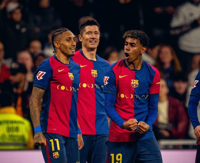 Lewandowski, Raphinha e Lamine comemorando gol pelo Barcelona