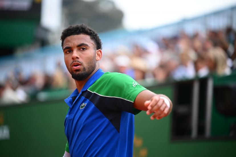 Arthur Fils em ação durante o torneio de Barcelona