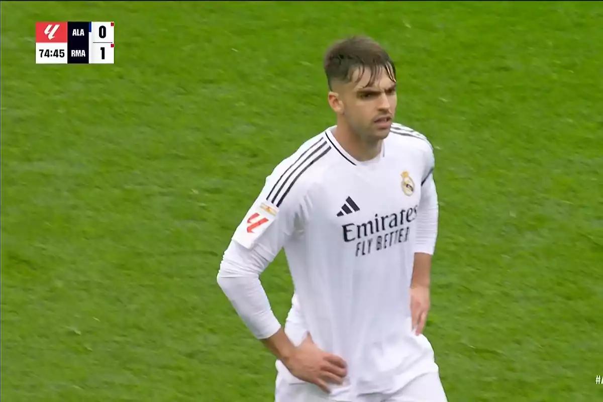 Jogador do Real Madrid em campo durante partida.
