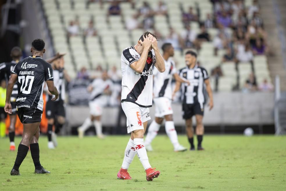 Lucas Piton, do Vasco, contra o Ceará