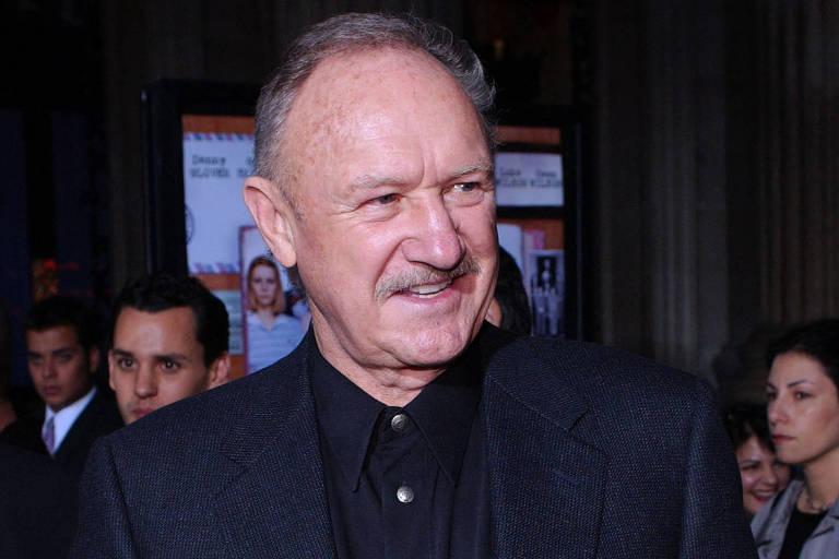 Gene Hackman em evento, sorrindo e gesticulando