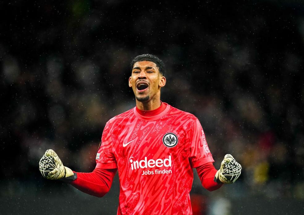 Kauã Santos vibra em vitória do Eintracht Frankfurt sobre o Ajax, na Liga Europa