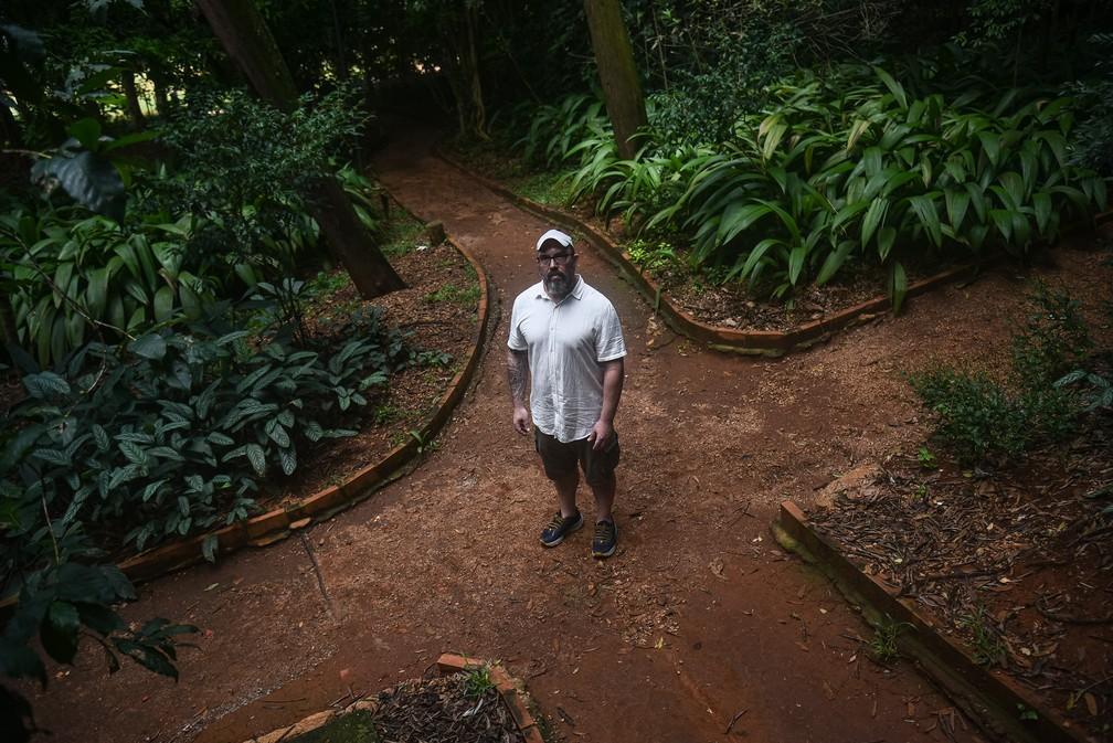 Fotógrafo Gui Christ posa para foto no Parque Augusta, na Zona Central de São Paulo, após entrevista ao g1.