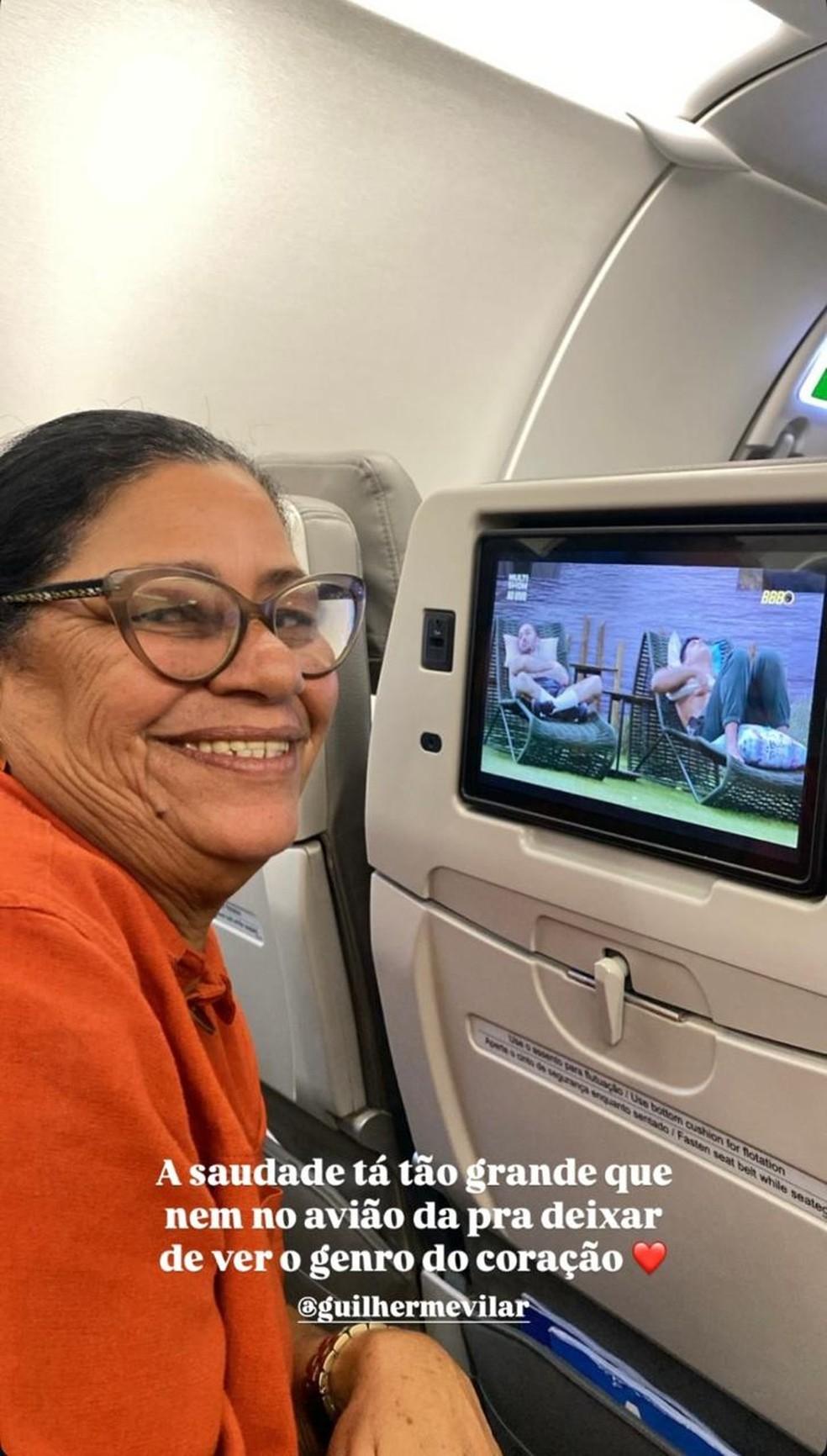 Delma, do BBB 25, é recebida no aeroporto de Recife