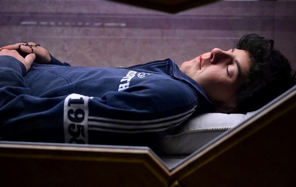 Corpo de Carlo Acutis, menino italiano que morreu de leucemia em 2006, em seu túmulo em Assis, Itália.