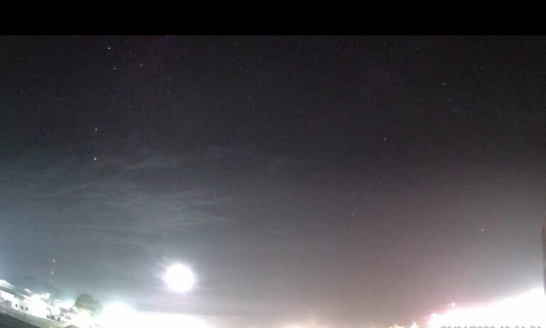 Deslumbrante meteoro verde ilumina o céu de Santa Catarina