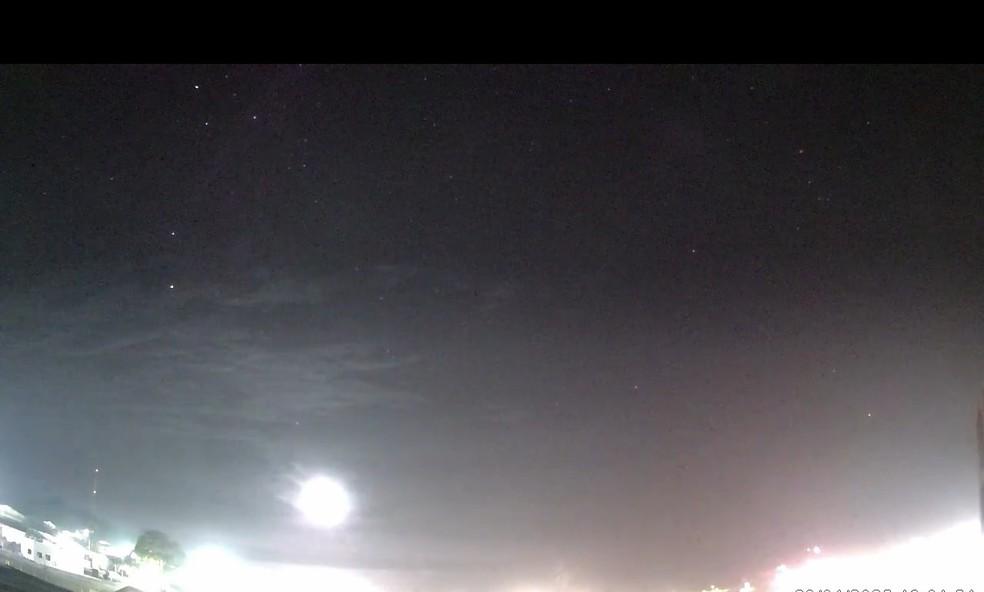 Passagem de meteoro é flagrada por câmera de Monte Castelo, SC