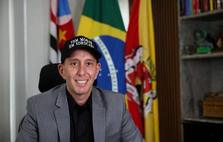 Prefeito Rodrigo Manga em seu gabinete