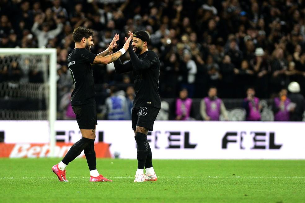 Yuri Alberto e Memphis Depay comemoram o gol do Corinthians