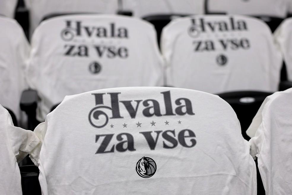 Camisas em homenagem a Luka Doncic em Dallas dizem 'obrigado por tudo' em esloveno