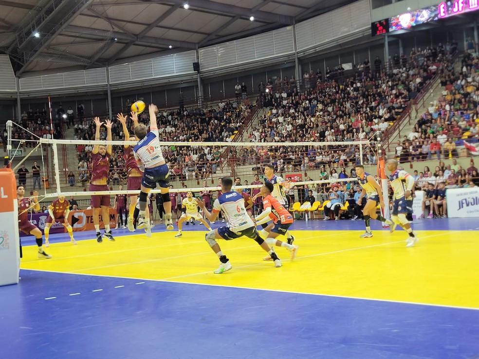 Jogadores comemorando após um ponto decisivo na final da Superliga B