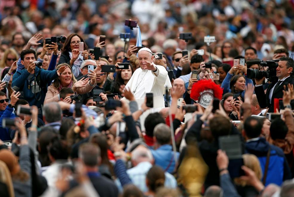 Papa Francisco acena para fiéis na Praça São Pedro durante celebração da Páscoa.