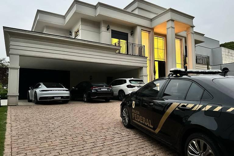 Agentes da Polícia Federal em operação na cidade