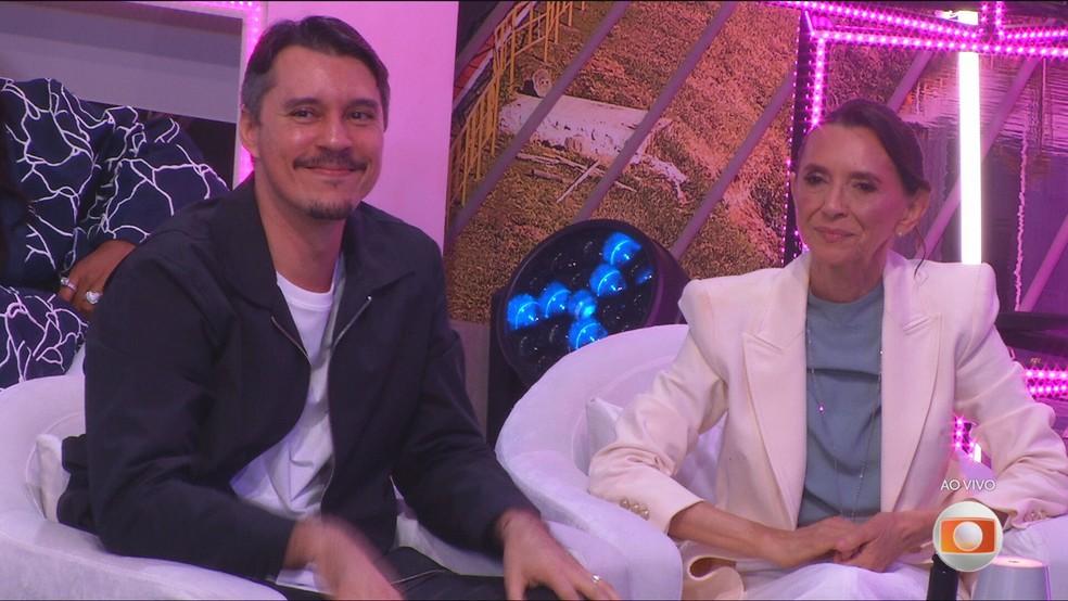 Renata se surpreende com a presença de mãe na Final do BBB 25