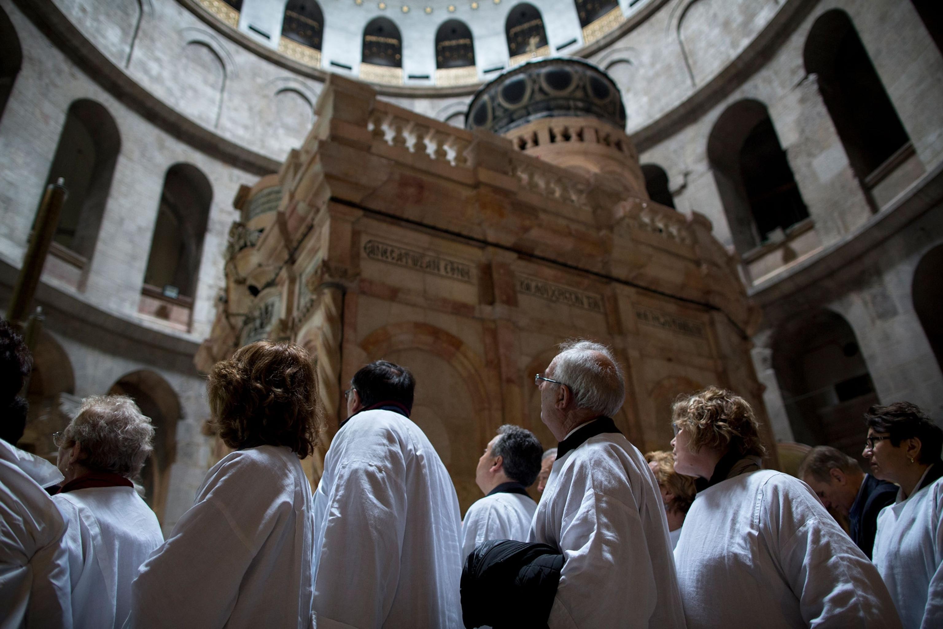Estrutura dentro de uma grande igreja com arcos