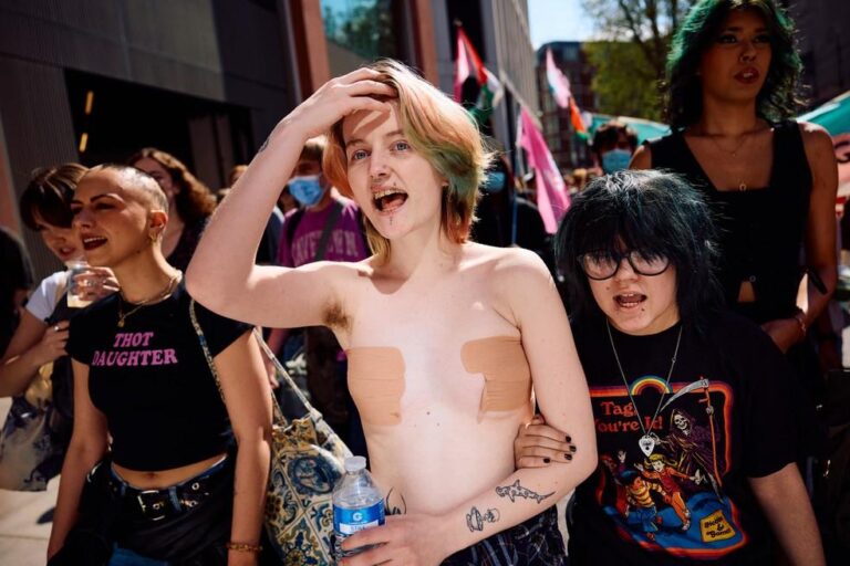 Milhares protestam em Londres em defesa dos direitos das pessoas trans