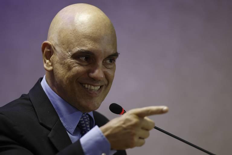 Alexandre de Moraes falando em um microfone