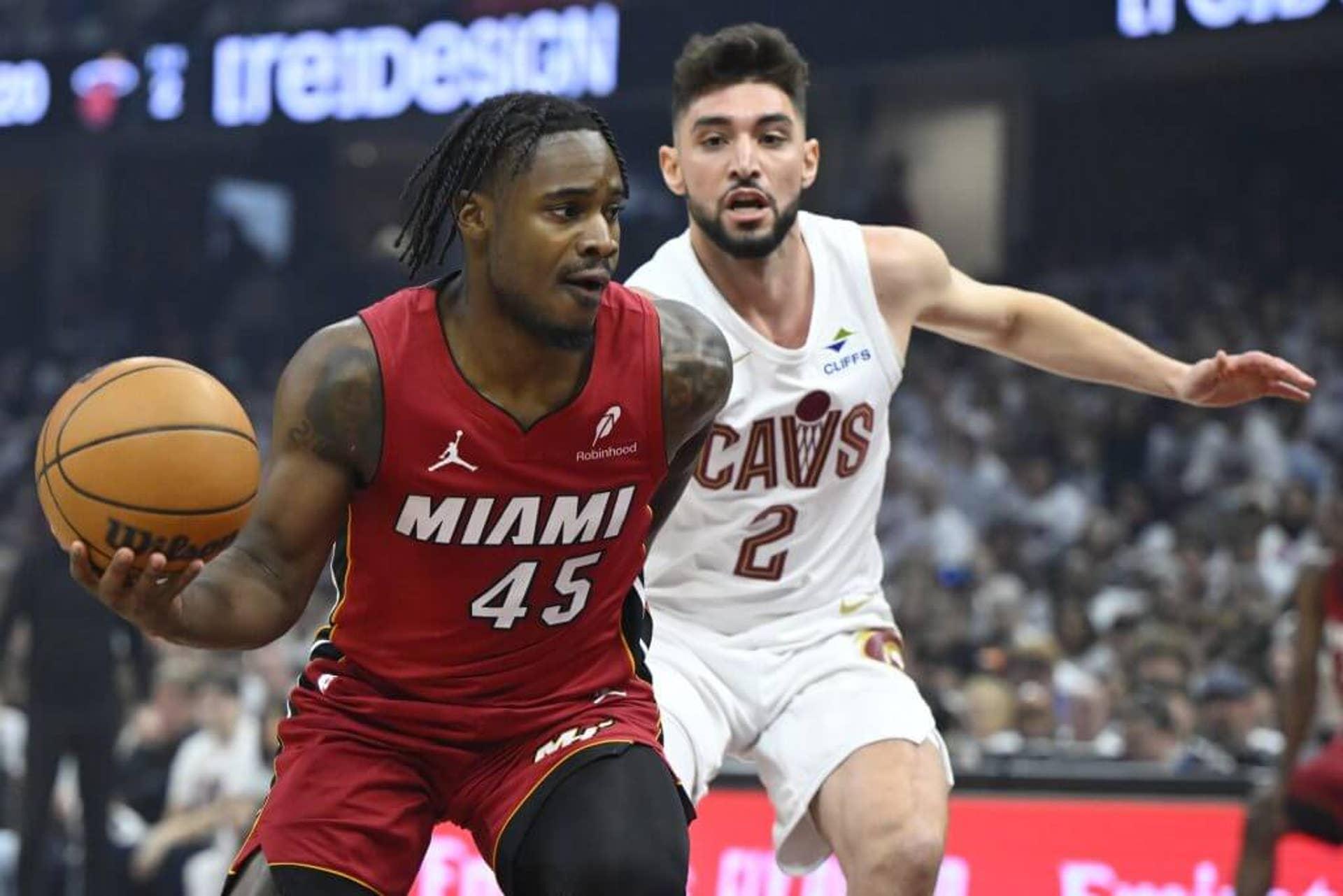 Davion Mitchell sambando ao lado de Ty Jerome