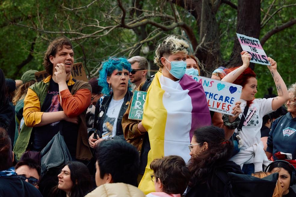 Manifestantes marcham em direção à Praça do Parlamento, em Londres