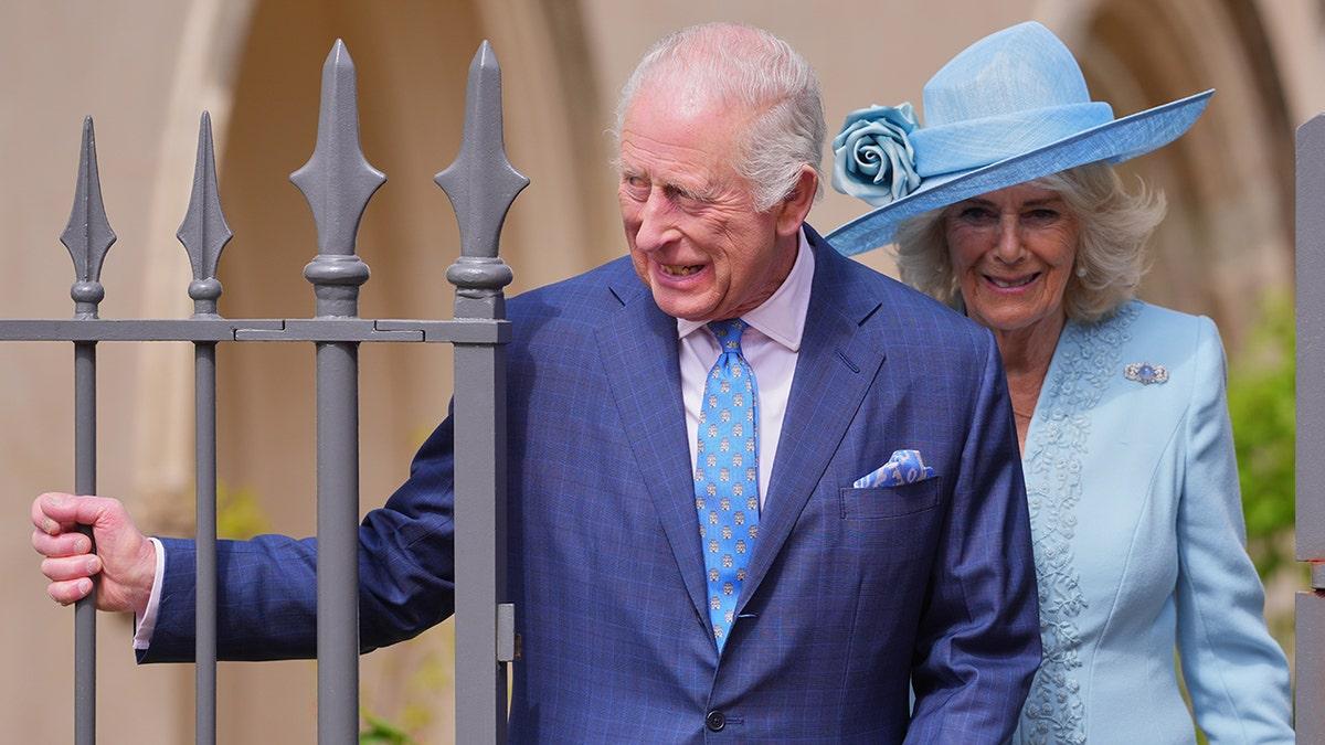 King Charles e Queen Camilla saindo do pátio da igreja