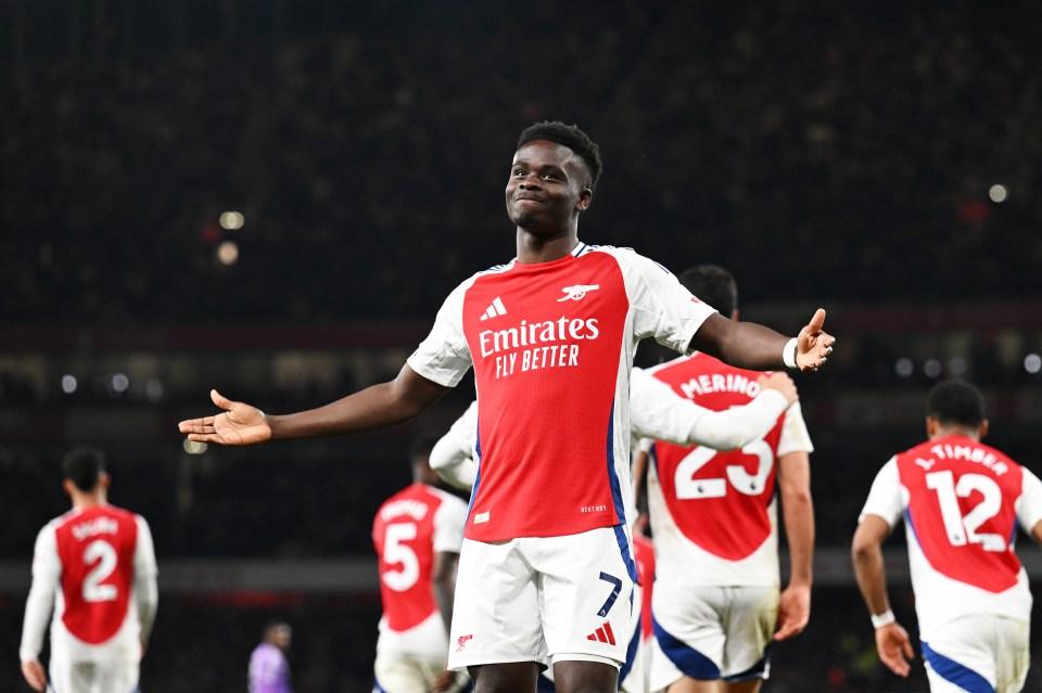 Bukayo Saka celebra o segundo gol do Arsenal contra o Fulham