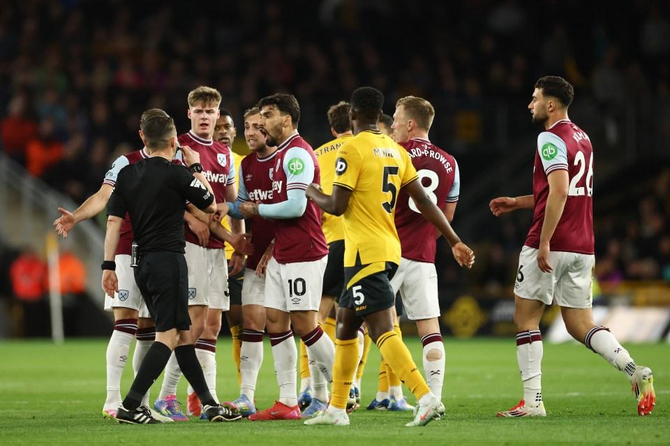 Confronto entre jogadores de Nottingham Forest e Manchester United